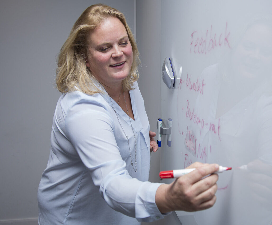 Lärare undervisar i klassrummet.