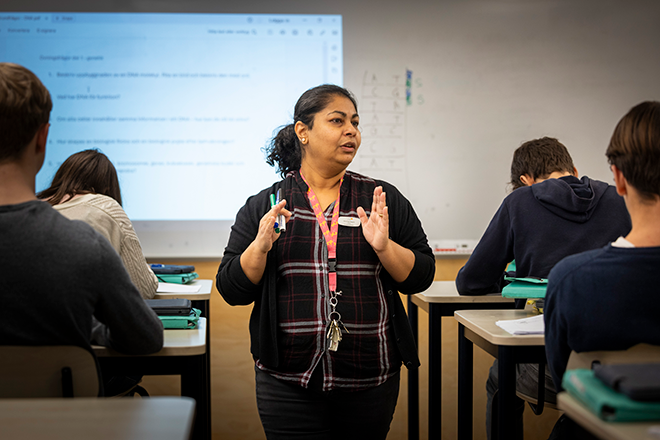 Lärare undervisar i klassrummet