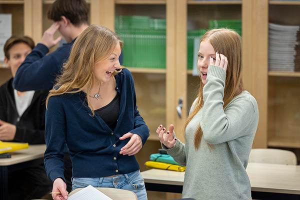 Elever skrattar i klassrummet