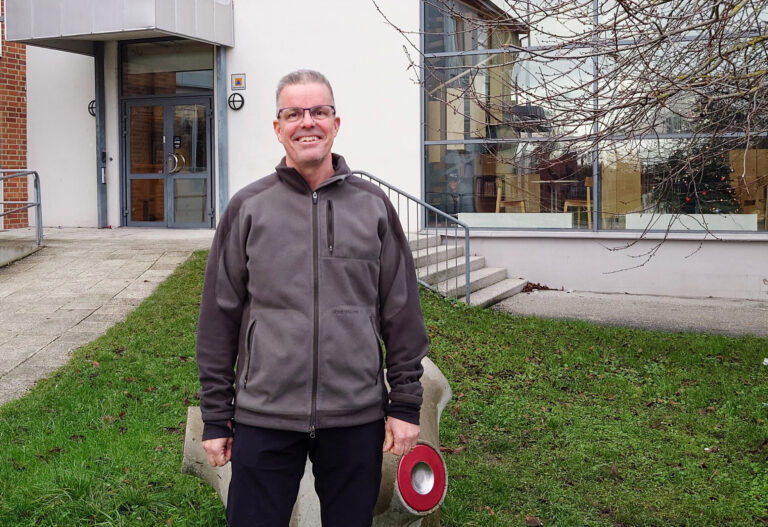 Bytte karriär – nu hjälper han unga att lyckas i skolan