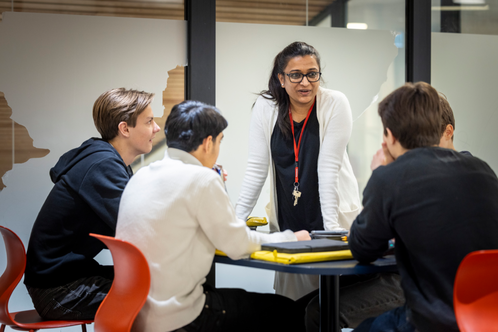 Lärare tillsammans med elever i skolan